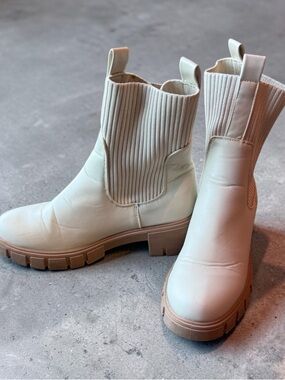 Women’s Cream Chelsea Lug Boot - Sleek Pull-On Ankle Boot